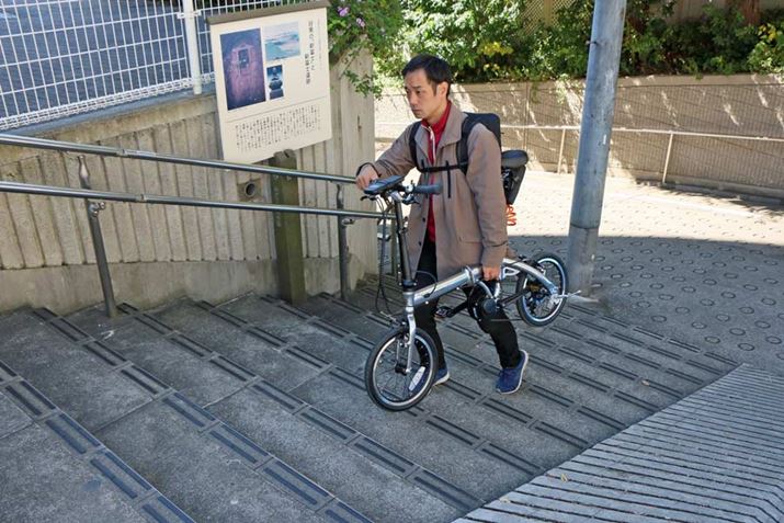 ԑ̂ŷŁAKiĂqCƎグĕĂB̋@͂͗ŏd󂷂͂