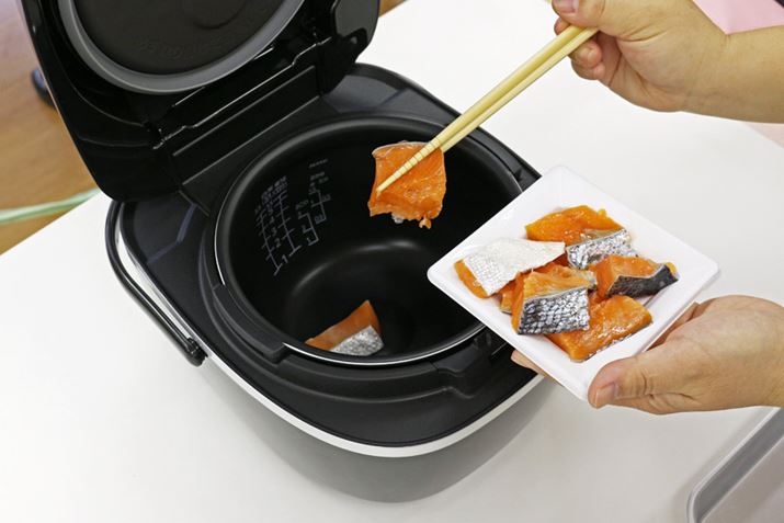 �J�b�g�����H�ނ�����ɓ���܂�