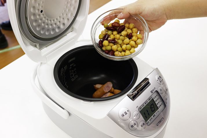 �����ɐH�ނƃg�}�g�\�[�X�����A�y���������珀������