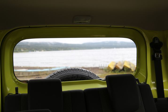 ���̃o�b�N�h�A�ɂ͑傫�ȃE�B���h�E���������Ă���̂ŁA������E���ǍD��