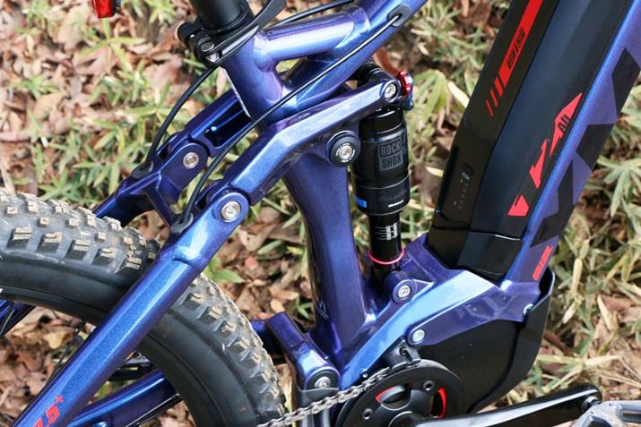 ���A�̃T�X�y���V������RockShox���B�z�C�[���̃g���x���ʂ̓t�����g�Ɠ���160mm�ƂȂ��Ă���