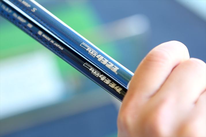 VtgɈ󎚂ꂽ4̐lC^[iVitbNXR[h