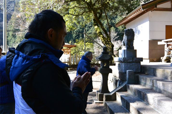 �܂��͋㓪���_�Ђ̎Q�q����B�_�E�̐��V����i�E�j�����낢�닳���Ă��������܂�