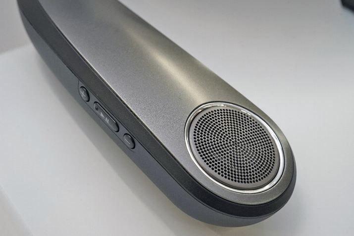 uAN-SX7Av̓lbNoh̐[ɃXs[J[𓋍