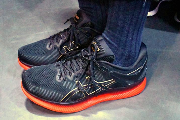 猩Ƃ킩悤ɁAw̕tܐ܂ŒnʂɐڂĂȂ