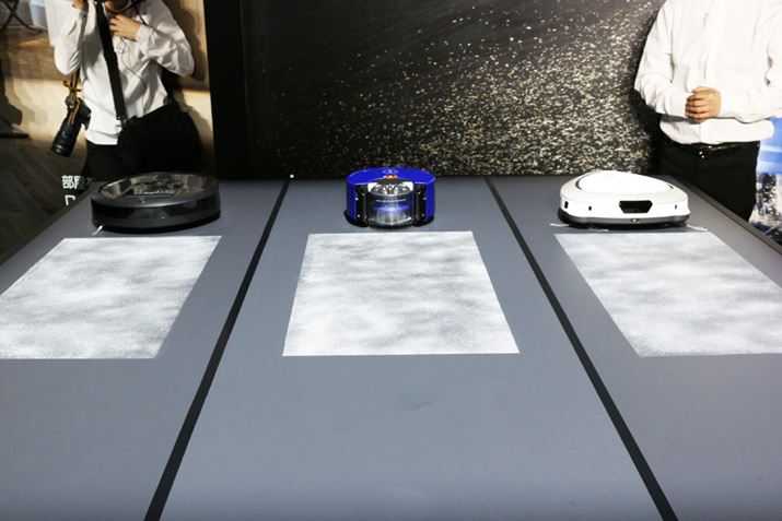 Dyson 360 Heurist�Ɠ����i�т̃n�C�N���X�̃��{�b�g�|���@�ő|���͂��r�B���ɎT����Ă���̂͏d���ł�