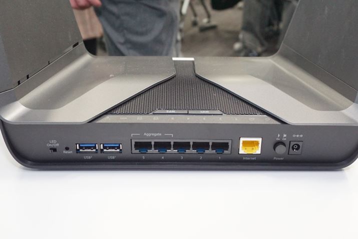 LLANUSB 3.0|[gƂC^[tFCX͌㕔ɔzu