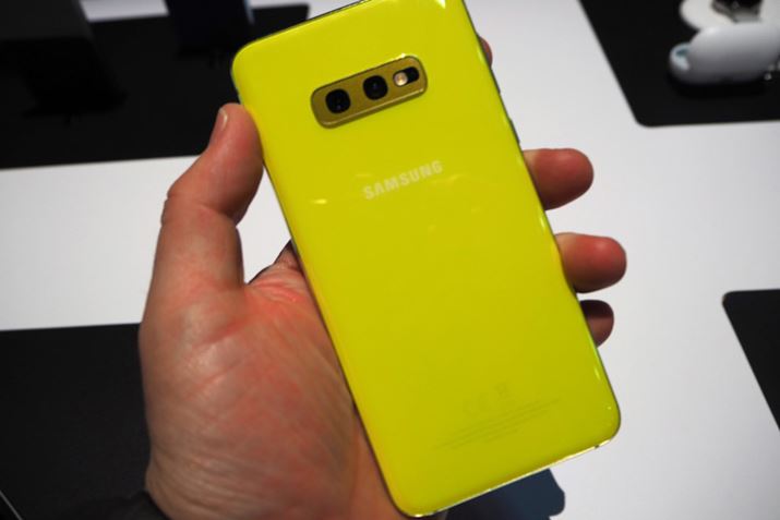 Galaxy S10e̔wʁB|bvJ[Canary YellowpӂȂǐe݂₷|CĝЂƂƂȂ
