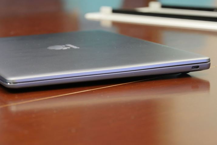 �{�̉E���ʂɂ���USB Type-C�|�[�g��Display Port�ƃf�[�^�]���ɑΉ�