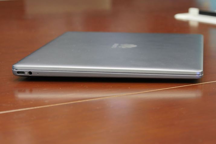 �{�̍����ʂɂ���USB Type-C�|�[�g�͏[�d�ƃf�[�^�]���ɑΉ�����