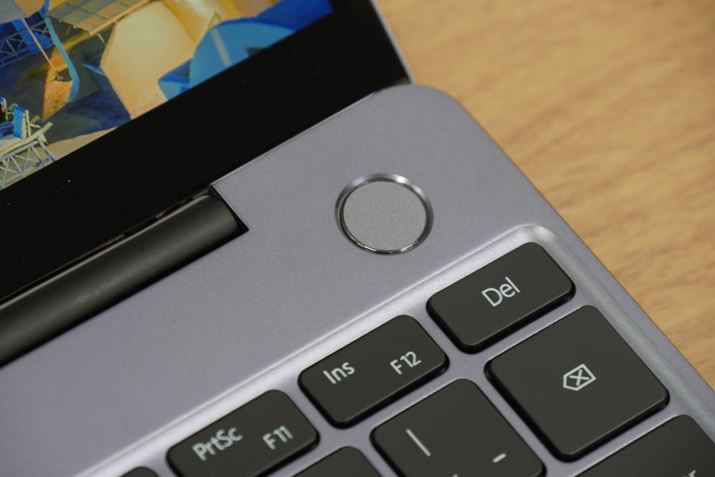 �w��F�؃Z���T�[�������d���{�^���B�w���o�^���Ă����΁A�N���ƃ��O�C���𓯎��ɍs����