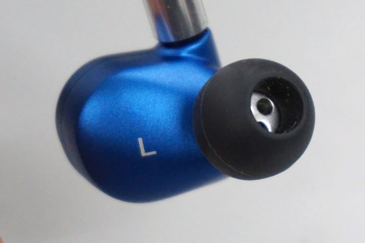 �q��@�O���[�h�̃A���~�j�E���\�ʂɃ��^���b�N�u���[�̎_���疌�h�����{���Ă���