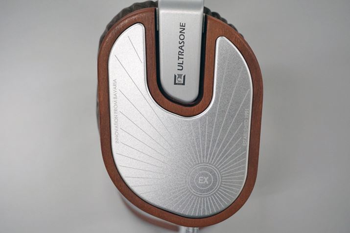 �uEdition 15�v�̂悤�Ƀv���[�g�����Ɍ��͂Ȃ����A���U�[����ŁuEdition 15�v�̂悤�Ȍ����ڂ��Č�