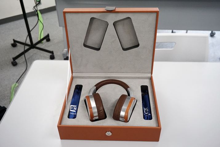 ���U�[����̐�p�P�[�X���uEdition 15�v�Ɠ��l��