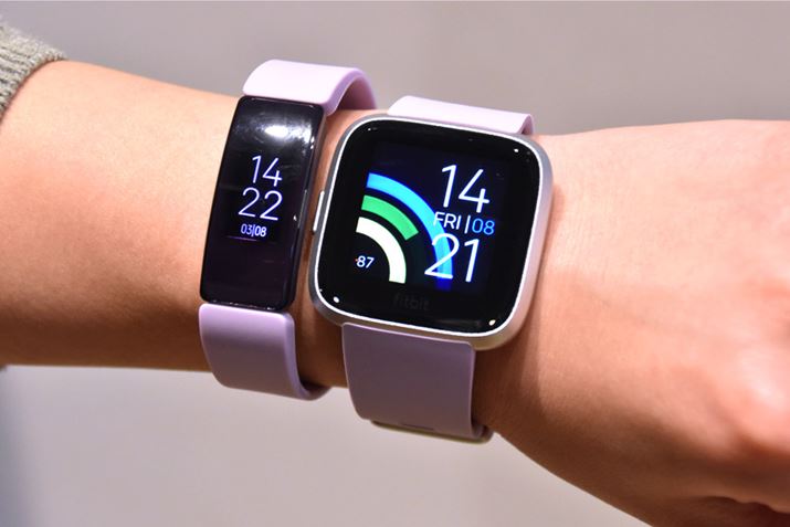 q́uFitbit Inspire HRvŁAEuFitbit Versa CgGfBVv