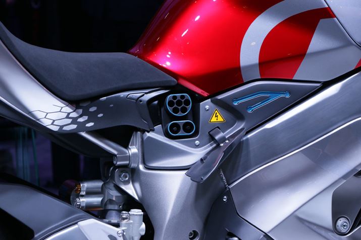 ԑ̂ɂ͏[dp̃|[gBobe[͌ł͂ȂAԑ̂ɐς񂾏Ԃŏ[d