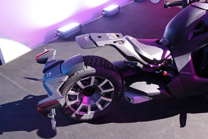 ���A�ɃL�����A�𑕒������J�X�^�}�C�Y��