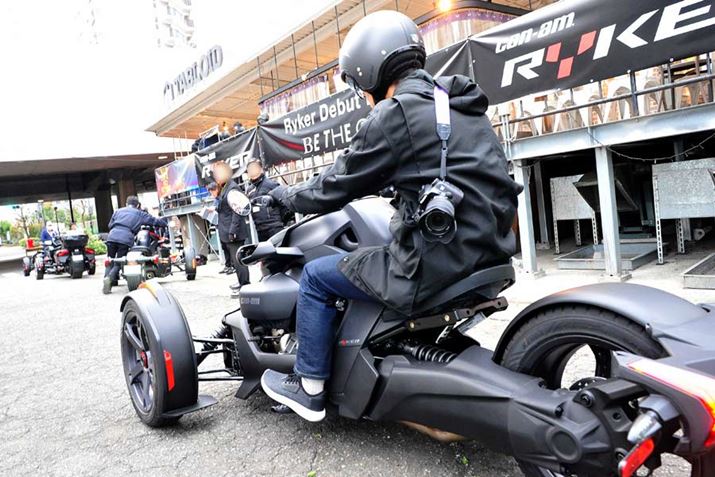 ���̂悤�Ȍ��p�̏�蕨�͂ق��ɂ͂Ȃ��̂ŁA�ʂ�߂����ۂɐU��Ԃ��邱�Ƃ��������낤