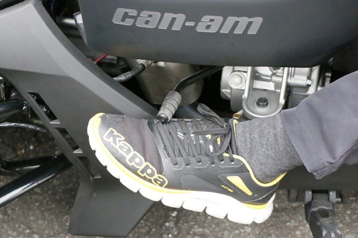 ���Ȃ݂ɁA�J���i���V���[�Y�ɂ̓o�b�N�M�A����������Ă���A��ނ��邱�Ƃ��ł���