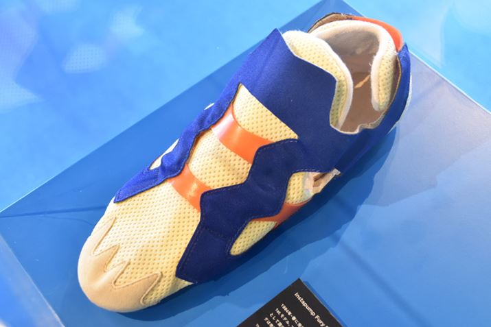 X~XJAЂɂfނgĎ肵Abp[