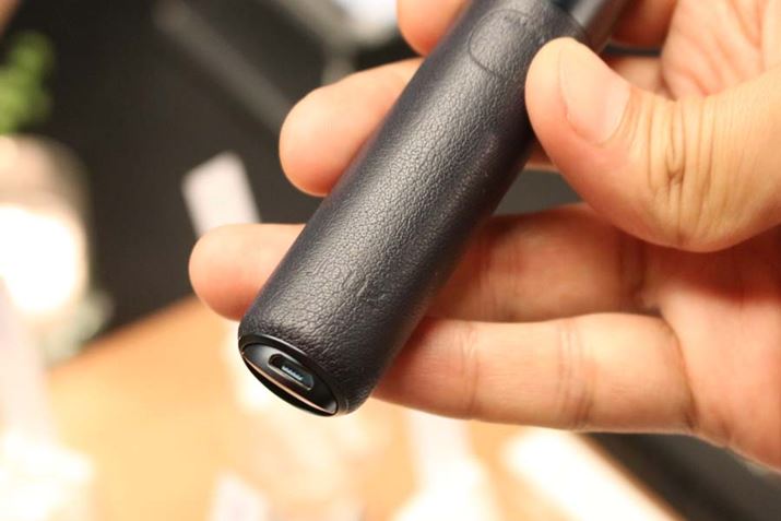 �{�̒�ʂɂ���USB�|�[�g��Type-C���̗p