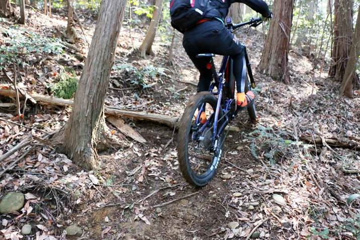 �Ȃ��肭�˂��Ă��āA�^�[����������ɖ؂̍��������Ȃ���΂Ȃ�Ȃ��悤�ȃ��[�g���o���čs����