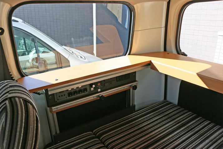 ԑ̌ɂ̓R[i[e[uݒuĂBAnb`JāAOɑoĂ낮̂