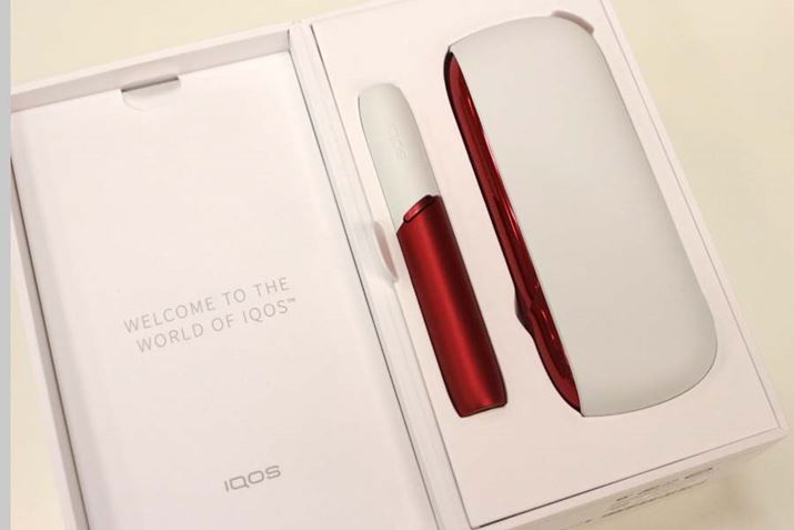 �t�^���J����ƁA�A�C�R�X���o��B�N���[�j���O�L�b�g�Ə[�d�p�̃P�[�u���͉��̒i�ɓ���