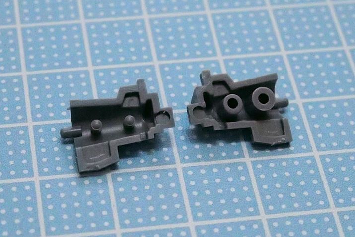 パーツの1組。ダボ（左のパーツ）とダボ穴（右のパーツ）が互いに噛み合って離れないように作られています