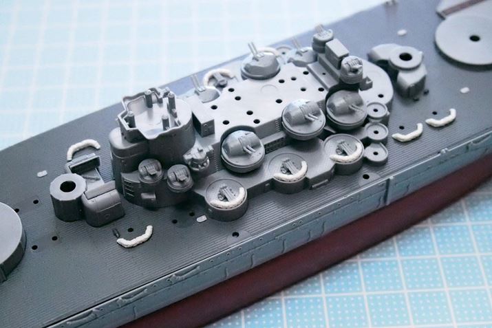 高角砲と周辺の機銃を取り付けたところ。艦橋周辺が少しずつ形になってきました