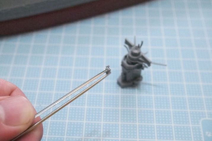 艦橋を構成するパーツのひとつ（対水上用レーダーの22号電探）。ピンセットの先にあるのが見えますか？ 
