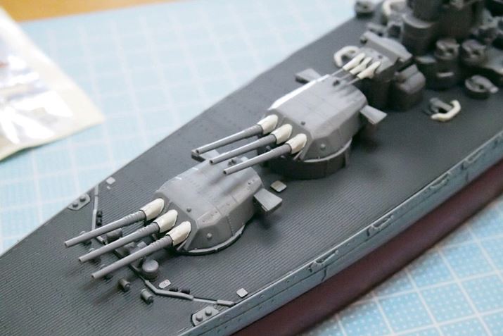 艦首の砲塔群。甲板まで黒い武蔵には、砲身基部の白いキャンバスがよいアクセントとなっています