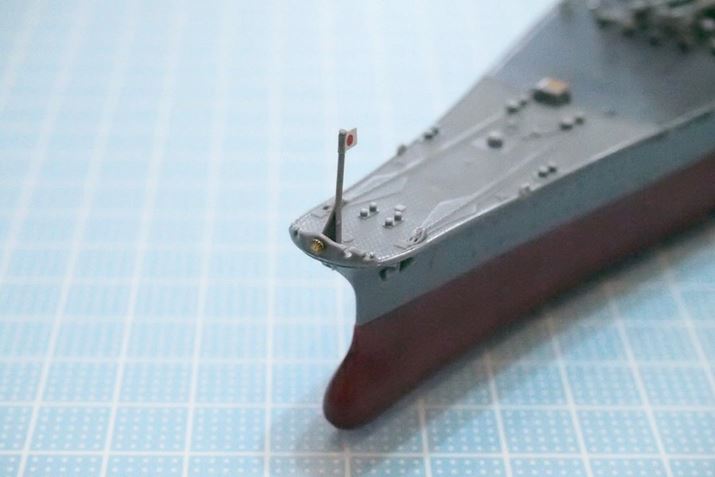 最後まで油断できない艦首の旗竿。旧海軍の「軍艦」の証である菊花紋はシールで再現されています
