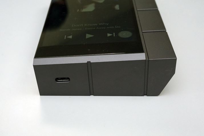 �{�̂̍��E�Ō��݂��قȂ�A�V�����g���[�f�U�C���ƂȂ��Ă���A�O���b�v���͂Ȃ��Ȃ��ǍD��