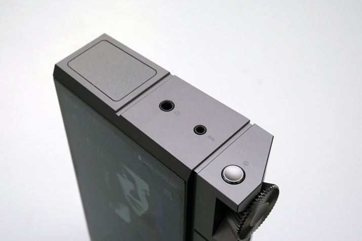 3.5mm�A���o�����X�o�́A2.5mm4�Ƀo�����X�o�͖͂{�̏㕔�ɗp�ӂ���Ă���