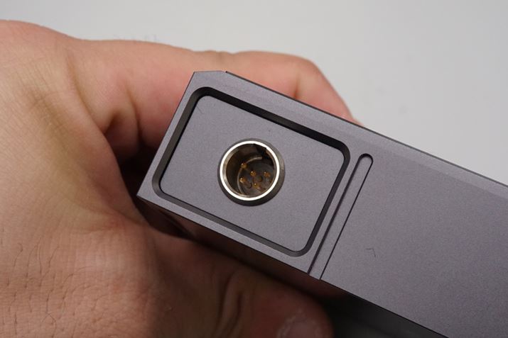 Mini XLR 5pin�[�q�͖{�̍����ʂɗp��