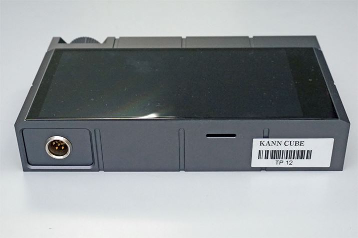 microSD�������[�J�[�h�X���b�g�͖{�̍����ʂɗp�ӂ���Ă���