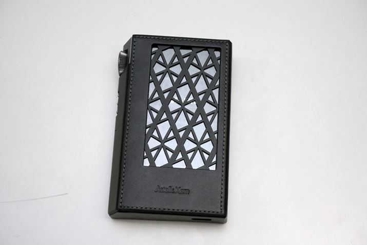 �r�M�ɑΉ����邽�߁A�P�[�X�w�ʂ́uAstell&Kern�v�̃��S�����`�[�t�ɂ����X���b�g���݂����Ă���