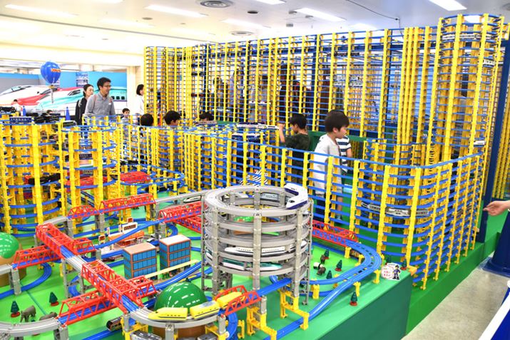 ���N�̖ڋʁu�v�����[���g���l���v���A����W�I���}���ɂ��т����I