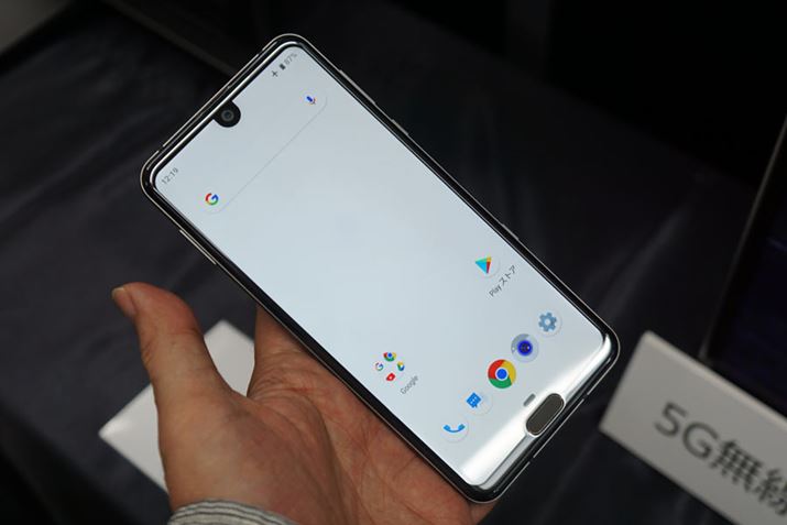 5GΉ̎X}zBx[XƂȂĂ̂́uAQUOS R3v