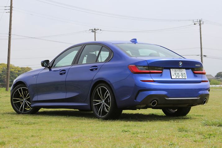 BMW V^u3V[Yvi330i M Sportj̃AC[W