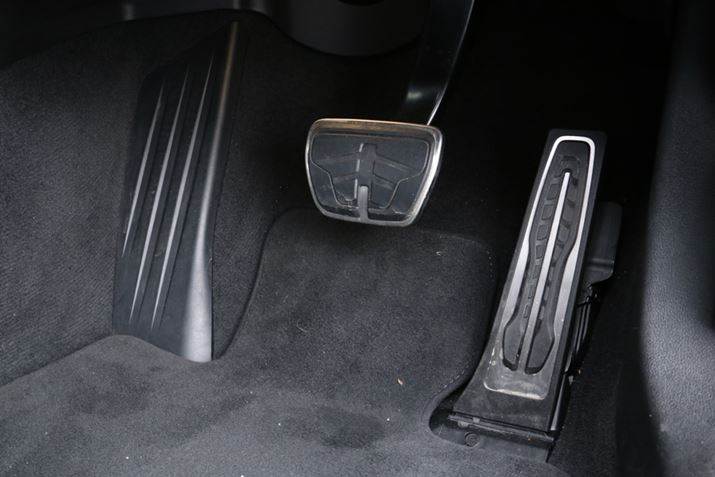 BMW V^u3V[Yṽy_ʒúAg킸ɊOɌCAEgɂȂĂ