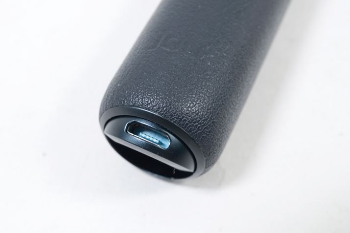 ��ʂ̉~�`���܂邲�ƃp�l���ɂȂ��Ă���A�u�p�J���v�Ɣ��J���ɂ���Ə[�d�|�[�g���I�o