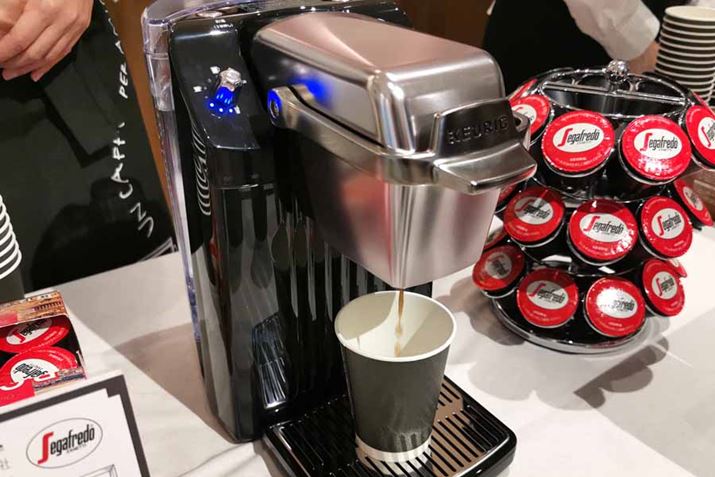 {^Ƃɒon܂܂BL鍁΂̓hbvR[q[̂