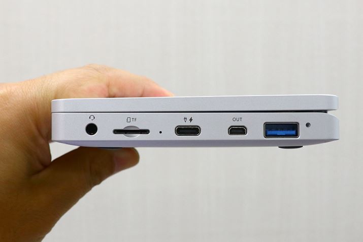 OC^[tFCX͉EʂɂׂĔzuĂ