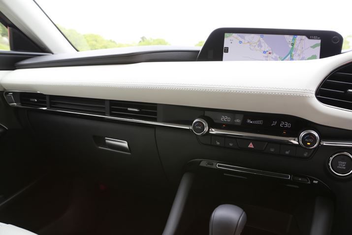 ŖʂƂꂽV^uMAZDA3ṽCeA