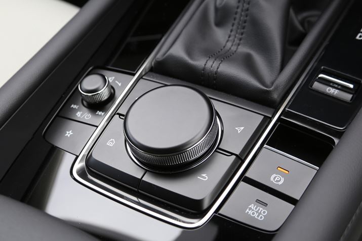 V^uMAZDA3vł́A܂܂ȃXCb`ނɂđ슴̌Ɠꐫ}Ă