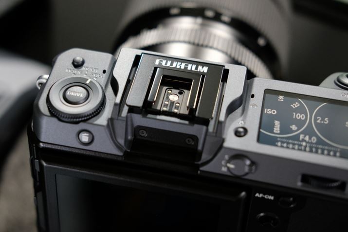 EVF͒EBʔ̃`gA_v^[𑕒邱Ƃ\