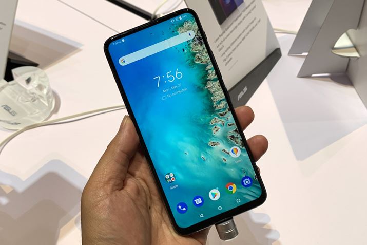 6.4�^�̃f�B�X�v���C�𓋍ځBFLIP CAMERA�ɂ��A�m�b�`���Ȃ��������肵�������ڂƂȂ��Ă���