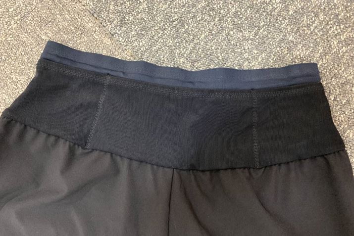 obN3̃|Pbg𓋍ځB^񒆂̃|PbǵuiPhone XRvȂǂ̑^X}[gtH[\